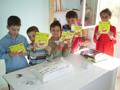 Kinder mit Stiften