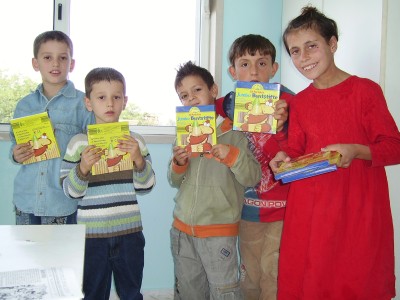 Kinder mit Stiften