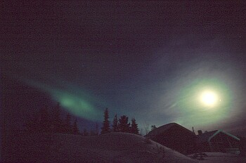 Nordlicht und Mond