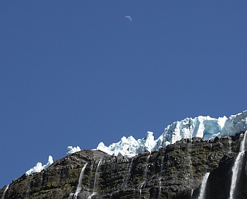 Wasserfall und Mond